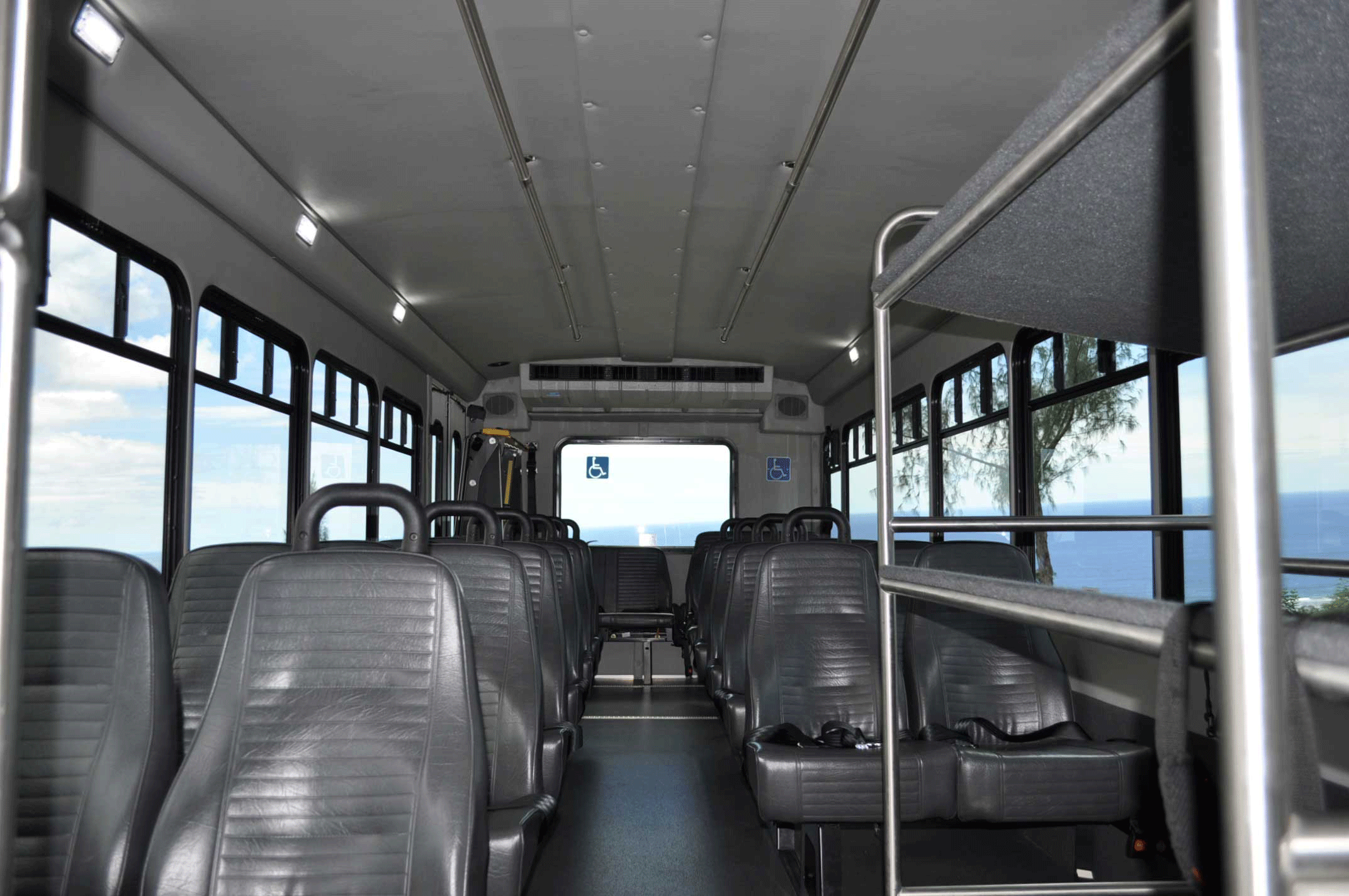グアム中型バス